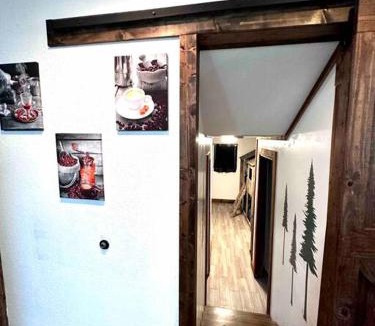 Kingston House | Cozy 3 Bedroom Cabin with Patio, Kids' Playground, and Large Grill