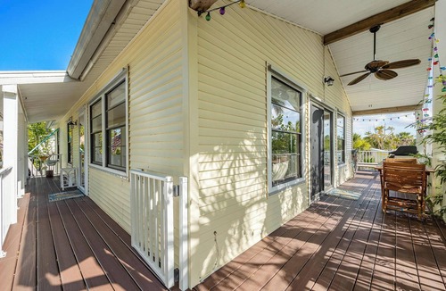 Sanibel Cottage | Cozy 3-bedroom cottage in beautiful Sanibel with AC, WiFi, and private deck