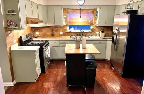 Chicago Lawn House | Cozy 3 Bedroom Family Sized Duplex/9 mins from Midway airport!