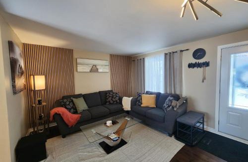 Longueuil Apartment | Cozy 3-Bedroom Haven, Private Pool & Parking !