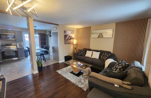 Longueuil Apartment | Cozy 3-Bedroom Haven, Private Pool & Parking !