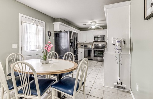 South Oklahoma City House | COZY 3 BEDROOM HOUSE NEAR WILL ROGERS INTERNATIONAL AIRPORT AND DOWNTOWN OKC