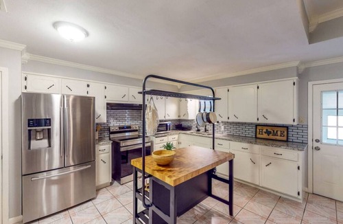 Waco House | Cozy 3-bedroom home - 12 min to downtown - Fenced yard and fire pit