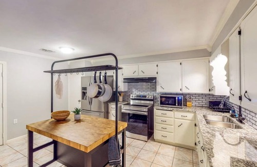 Waco House | Cozy 3-bedroom home - 12 min to downtown - Fenced yard and fire pit