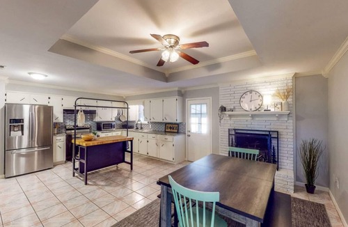 Waco House | Cozy 3-bedroom home - 12 min to downtown - Fenced yard and fire pit