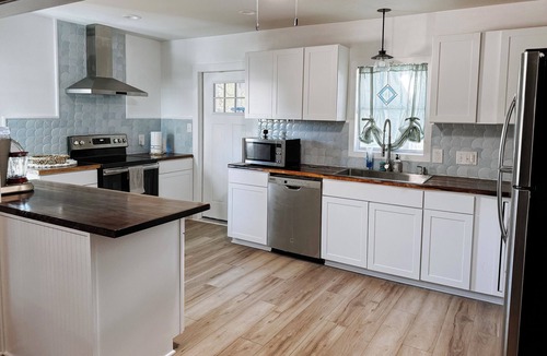 Aransas Pass House | Cozy 3-bedroom house central to Rockport & Port Aransas with WiFi, AC, Fire pit