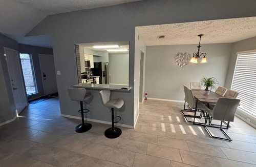 Barker House | Cozy 3-bedroom house in welcoming Houston with AC, WiFi