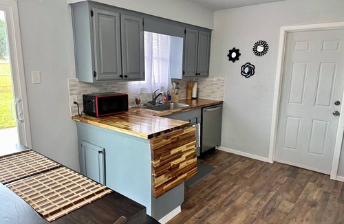 Ingleside House | Cozy 3-bedroom house with full amenities in charming Ingleside