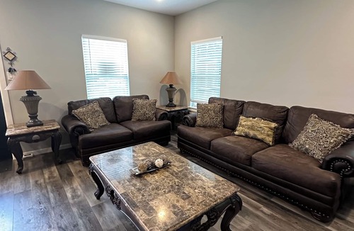 Log Cabin House | Cozy 3-bedroom house with AC and WiFi in awesome Log Cabin