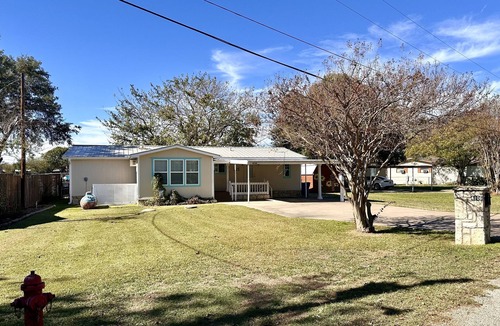 Granbury House | Cozy 3 Bedroom Lake House with boat dock/patio on deep water.