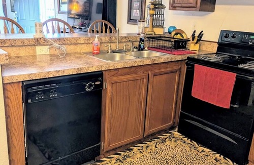 May House | Cozy 3-bedroom mobile home in Lake Brownwood in Thunderbird Bay
