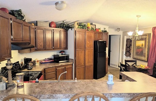 May House | Cozy 3-bedroom mobile home in Lake Brownwood in Thunderbird Bay