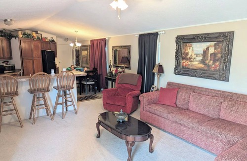 May House | Cozy 3-bedroom mobile home in Lake Brownwood in Thunderbird Bay