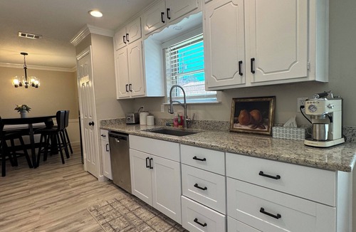 Burleson House | Cozy 3-Bedroom, Sleeps 7+Crib, Pet friendly, Large Yard, Fire Pit, Best Location