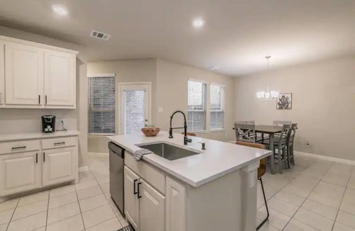 North Central Carrollton House | Cozy 3-bedroom townhome with WiFi, AC in centrally located Carrollton