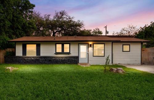 Southside House | Cozy 3 bedroom with HOT TUB 2 min away from lackland