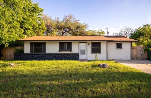 Southside House | Cozy 3 bedroom with HOT TUB 2 min away from lackland