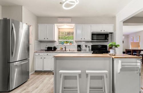 Southside House | Cozy 3 bedroom with HOT TUB 2 min away from lackland