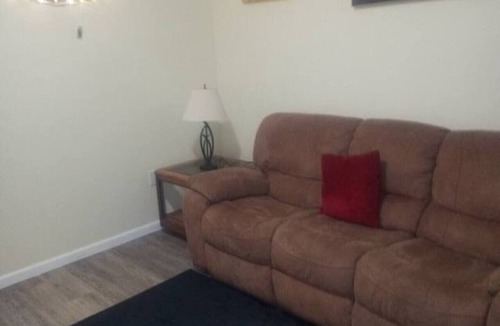 Niskayuna House | Cozy 3 Bedrooms | Full Kitchen | Smart TV