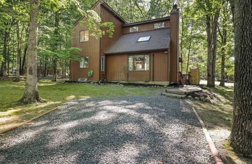 East Stroudsburg House | Cozy 3 BR | Game Area | Fire Pit