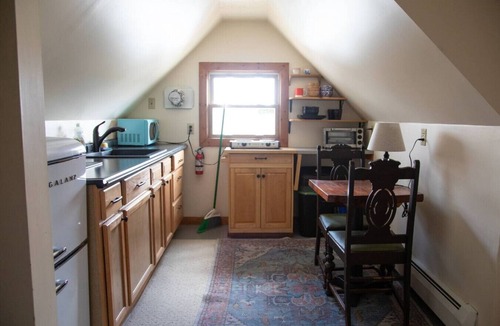 Northwest Harwinton Apartment | Cozy 3 Flr Private 1 Bdrm Apt Tree Line View