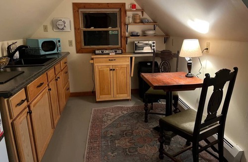 Northwest Harwinton Apartment | Cozy 3 Flr Private 1 Bdrm Apt Tree Line View