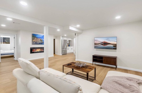 Lakeland North House | Cozy 3B1B Lower Unit with Waterfront Views