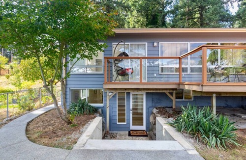 Lakeland North House | Cozy 3B1B Lower Unit with Waterfront Views