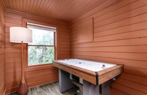 Durham House | Cozy 3BD with Air Hockey, BBQ - Near Duke University