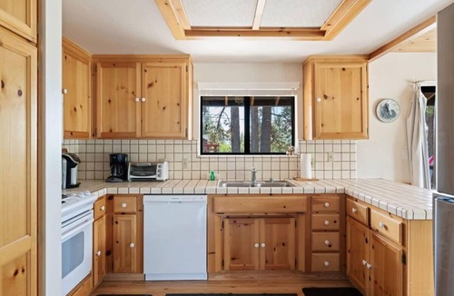 Tahoe Vista House | Cozy 3BDR - 1 Minute to the Beach!