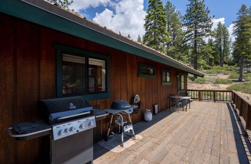 Tahoe Vista House | Cozy 3BDR - 1 Minute to the Beach!
