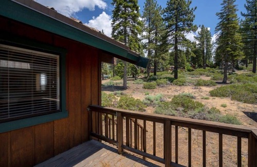 Tahoe Vista House | Cozy 3BDR - 1 Minute to the Beach!