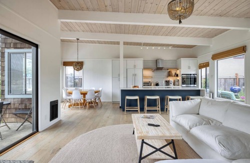 Stinson Beach House | Cozy 3BR by the lagoon w/hot tub