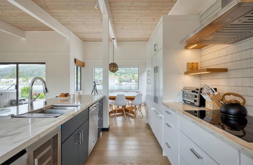 Stinson Beach House | Cozy 3BR by the lagoon w/hot tub