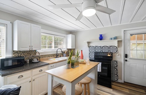 Calhoun House | Cozy 3BR Calhoun Home Yard Long Stays