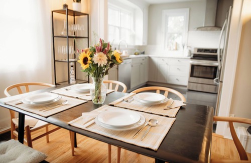 Belleville House | Cozy 3BR Family Stay Belleville | BBQ + Firepit| Backyard | Parking | Workspace