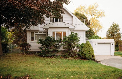 Belleville House | Cozy 3BR Family Stay Belleville | BBQ + Firepit| Backyard | Parking | Workspace