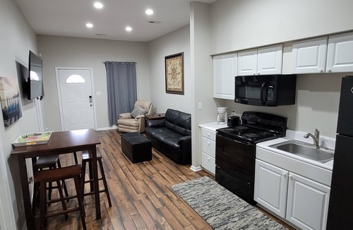 Hampton House | Cozy 3BR Full Kitchen In-Unit Laundry