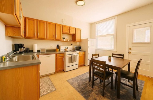 North Center Apartment | Cozy 3BR Gem in North Center