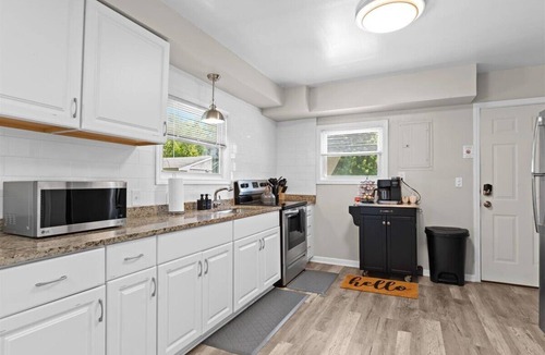 Anchorville House | Cozy 3BR Getaway with Hot Tub, Firepit & BBQ