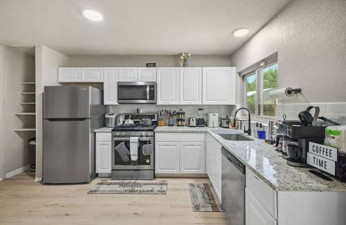 North San Antonio - SAT House | Cozy 3BR Home Family-friendly Near Attractions