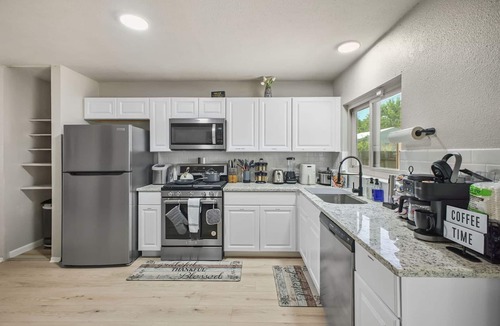 North San Antonio - SAT House | Cozy 3BR Home Family-friendly Near Attractions