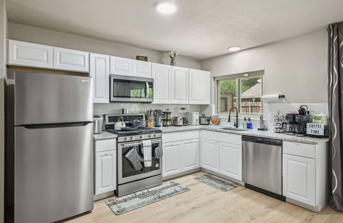 North San Antonio - SAT House | Cozy 3BR Home Family-friendly Near Attractions