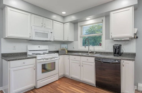 Bay City House | Cozy 3BR Home Near Park & Shops