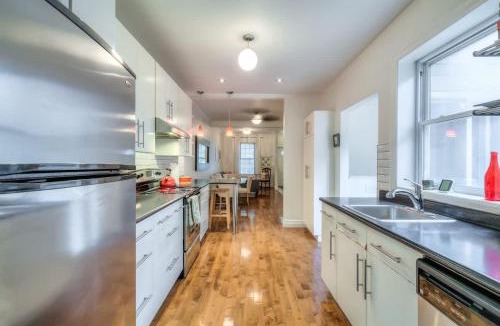 Riverside House | Cozy 3BR Home with 2 Kitchens plus Backyard in Leslieville