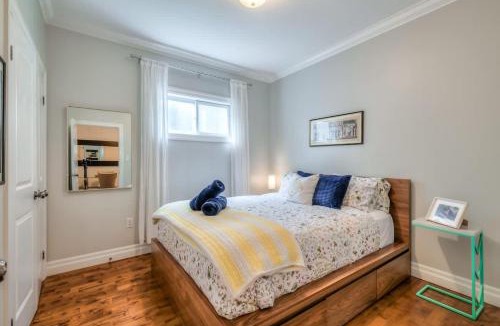 Riverside House | Cozy 3BR Home with 2 Kitchens plus Backyard in Leslieville