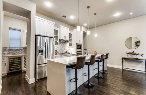 Old East Dallas Villa | Cozy 3BR Luxury Townhome Near Uptown Skyline