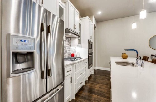 Old East Dallas Villa | Cozy 3BR Luxury Townhome Near Uptown Skyline
