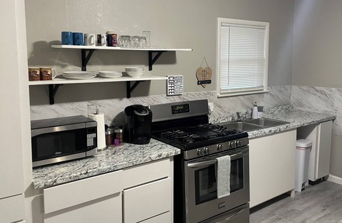 Vernon House | Cozy 3BR Near Restaurants & Shopping Area