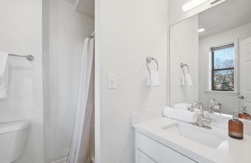 West End Apartment | Cozy 3BR Near Vanderbilt & Downtown| Parking